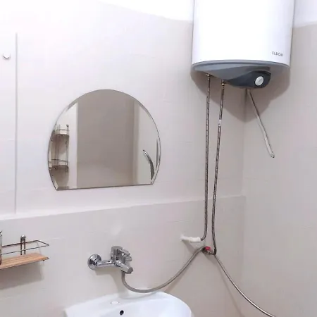 Lidda In Residential Area Warna